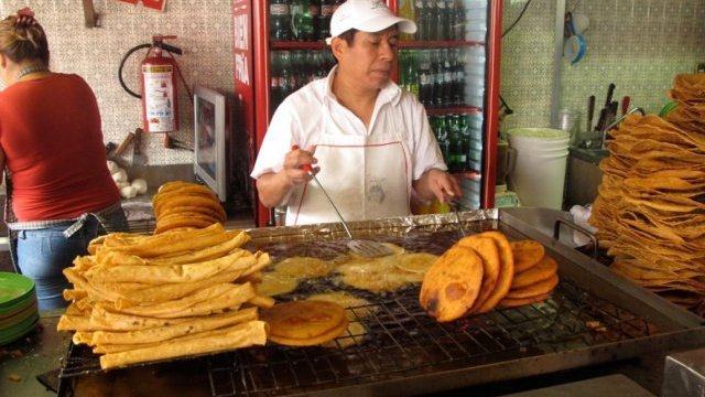 Garnachas, tortillas, sopes y botanas, alimentos que inducen al cáncer: UNAM