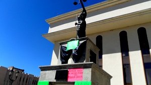 Cubre  manifestación al monumento a la Justicia