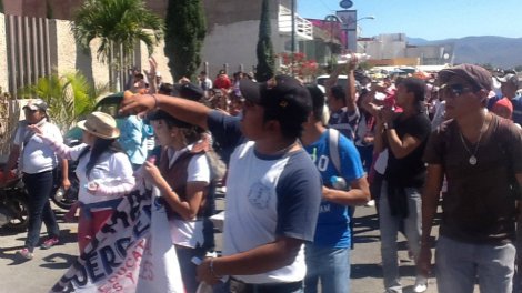 Marchan alumnos de la Normal Superior contra Reforma Educativa