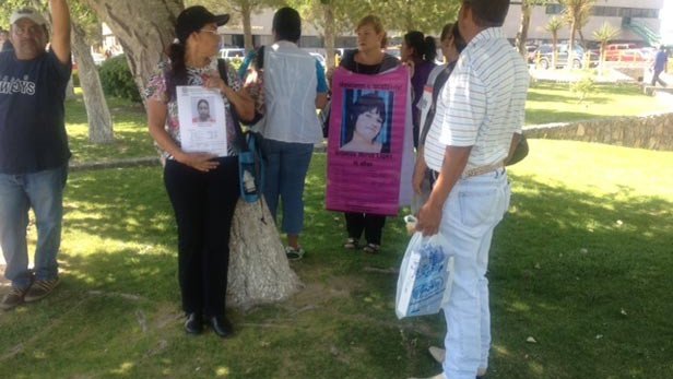 Protestan ante el gobierno, padres de mujeres desaparecidas