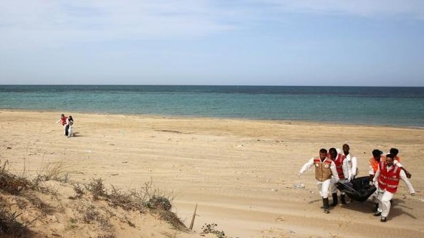 Hallan 29 cadáveres de migrantes en playas de Libia