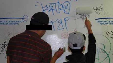 Ponen a jóvenes a borrar grafitis del Vivebùs 