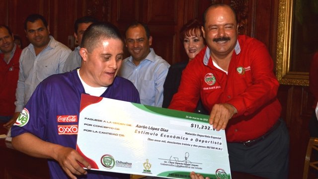 Entrega gobernador estímulos a 300 deportistas chihuahuenses