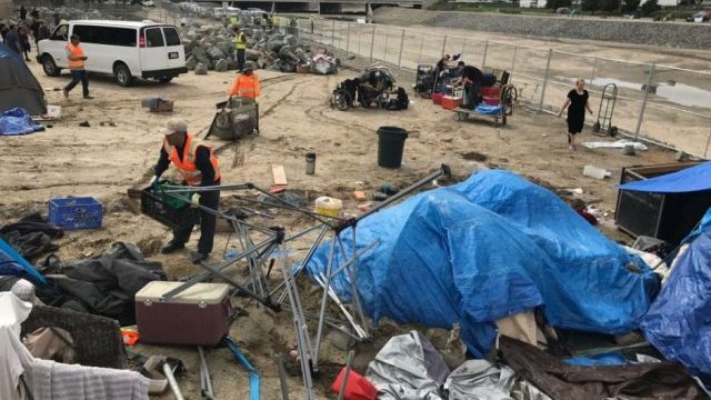 Desaloja Condado de Orange campamentos de indigentes del río Santa Ana