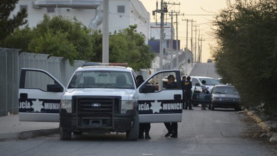 Ejecutan a un hombre y lo dejan en auto, en Juárez