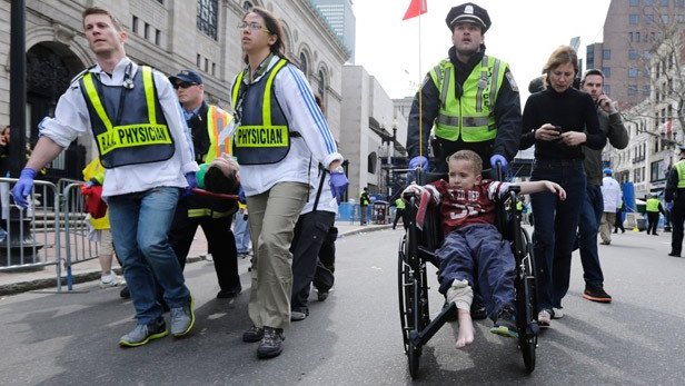 Suman tres muertos y 130 heridos tras explosión durante Maratón de Boston