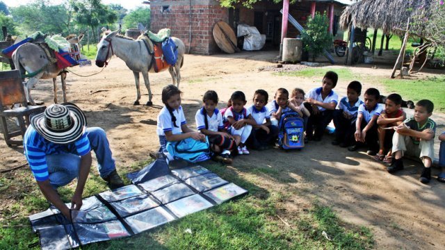 El Bibliburro: Los libros que llegan en burro a los lugares más apartados y pobres de Colombia