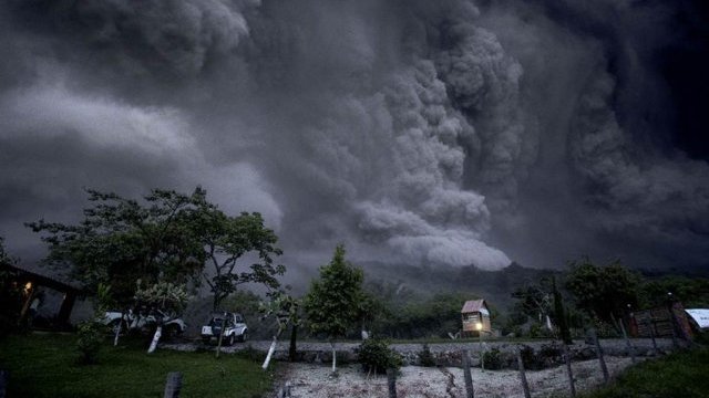 Declaran emergencia en cinco municipios de Colima por volcán