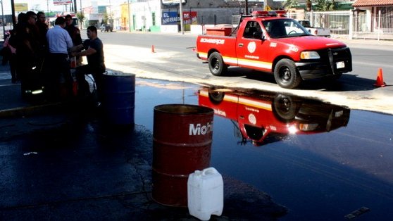 Por descuido militar se derraman más de 100 litros de Gasolina