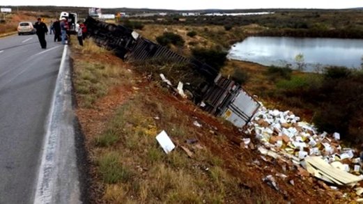 Vuelca trailer manzanero en carretera Parral-Allende