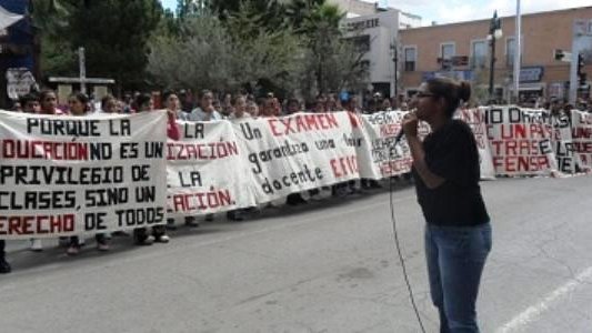 Protestan contra reforma educativa, normalistas de Saucillo