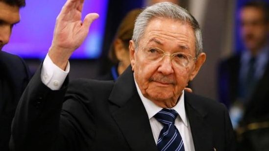 Raúl Castro llega a París; el lunes se reunirá con Hollande