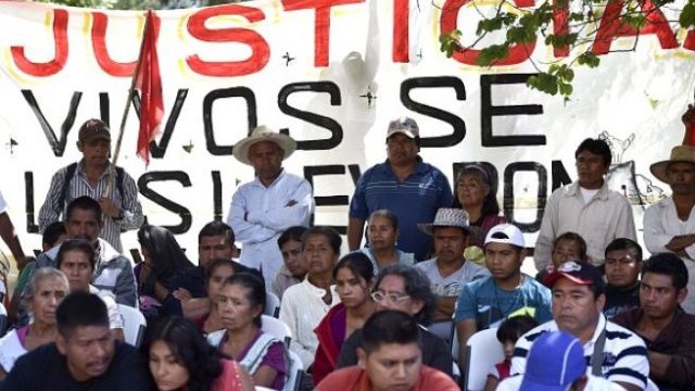 Padres de los 43 desaparecidos piden ayuda a un líder del narco