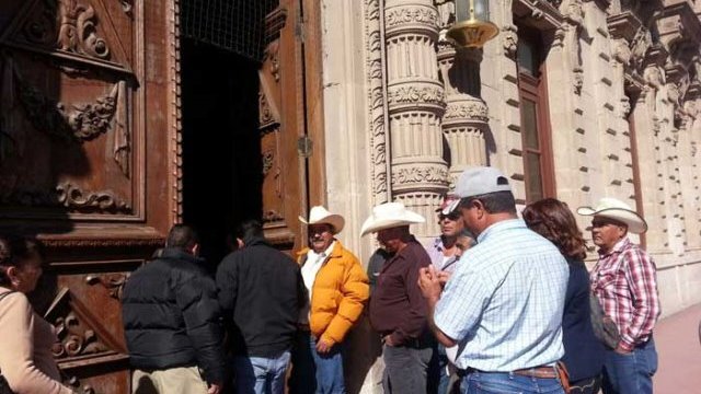 Niegan a ejidatarios el paso al Palacio de Gobierno; pedían reunirse con Romero