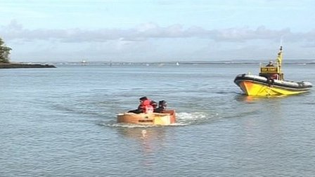 Inglaterra: Un artista cruza el mar en una barca hecha con una calabaza gigante
