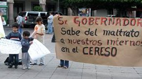 Protestan con huelga de hambre 100 reos en Querétaro