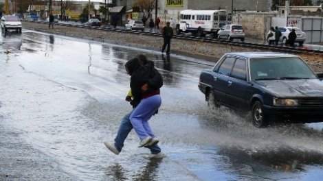 Muere mujer al caerle un rayo durante lluvias en Chihuahua