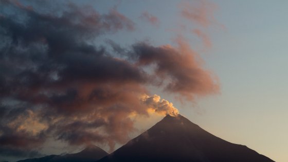 Emiten declaratoria de emergencia por erupción de volcán de Colima