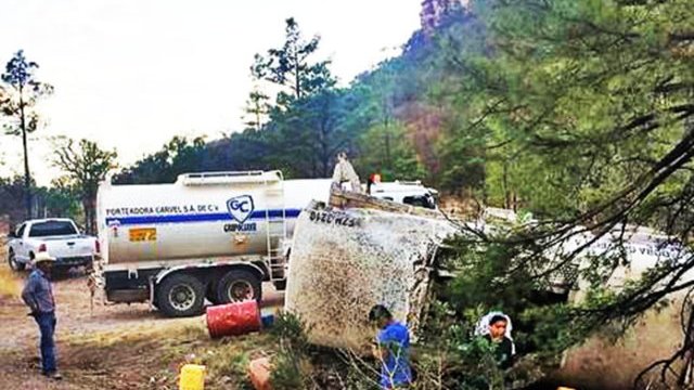Se volcó una pipa con 20 mil litros de diesel en la carretera a Basaseachi