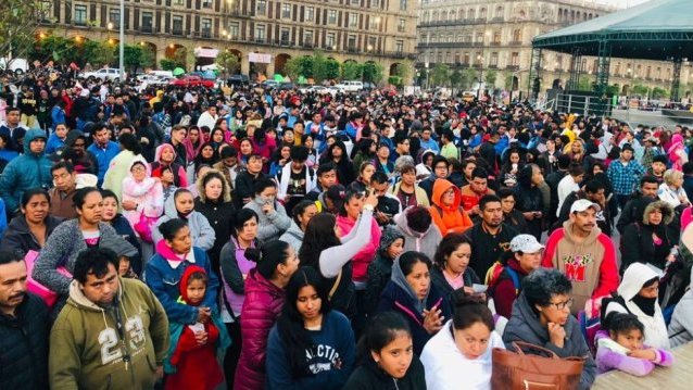 Estudiantes protestan por becas en el Zócalo