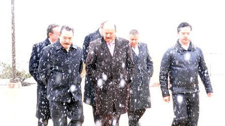 Arriba gobernador  a reunión en Albuquerque bajo tormenta de nieve 