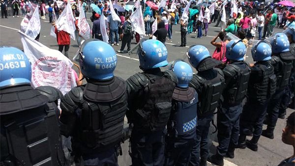 Policía del D.F. reprime y encapsula protesta antorchista