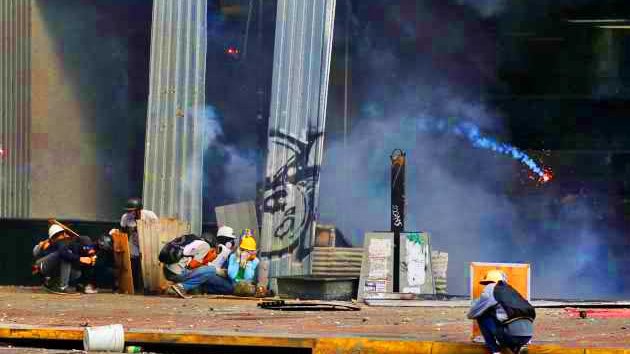 Encapuchados queman oficina de Tribunal Supremo y banco en Venezuela