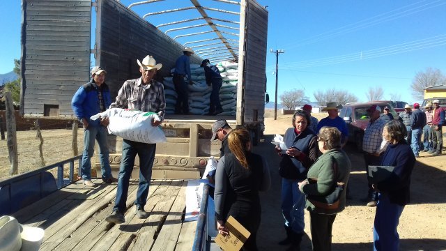 Beneficia Antorcha con fertilizantes a campesinos en Chihuahua