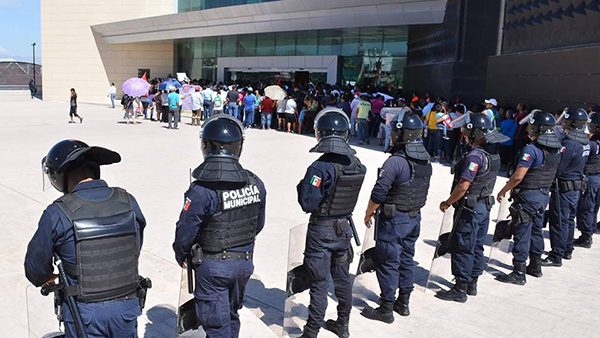 Antorchistas de Torreón buscan audiencia con el muncícipe Jorge Zermeño; los reciben policías