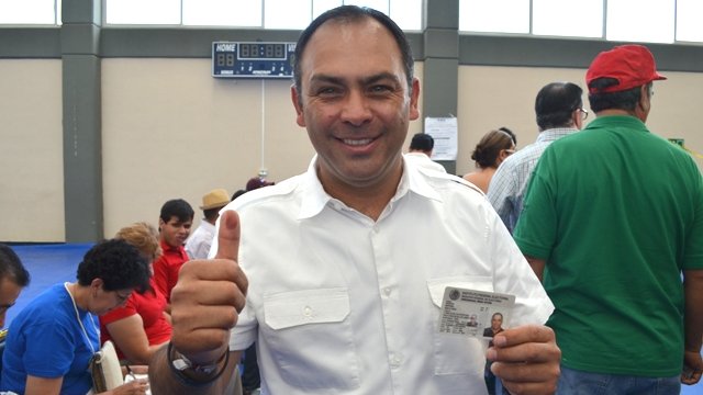Emite su voto el alcalde de Chihuahua Marco Quezada