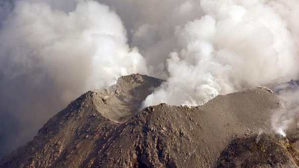 Volcán de Colima arroja material incandescente