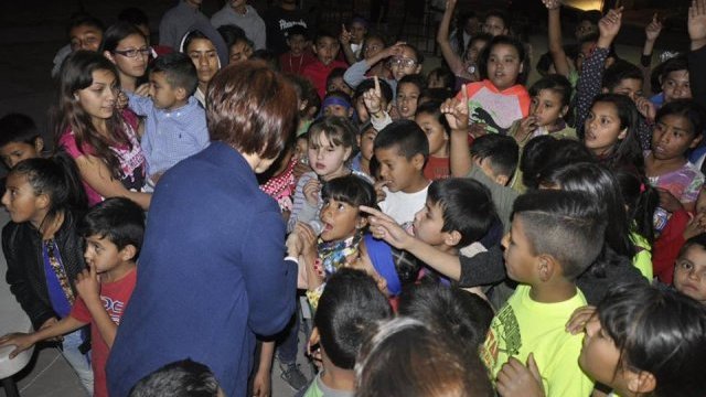 Festeja diputada Blanca Gámez con habitantes de Sierra Azul, les ofrece su oficina