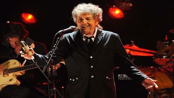 A puerta cerrada recibió Bob Dylan su premio Nobel