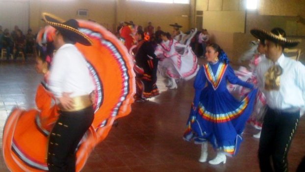 Cinco grupos de baile mostraron sus talentos ante el público en Jiménez
