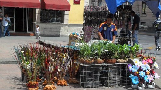 Prohiben hoy vender flores en la calle, hasta las 6 pm