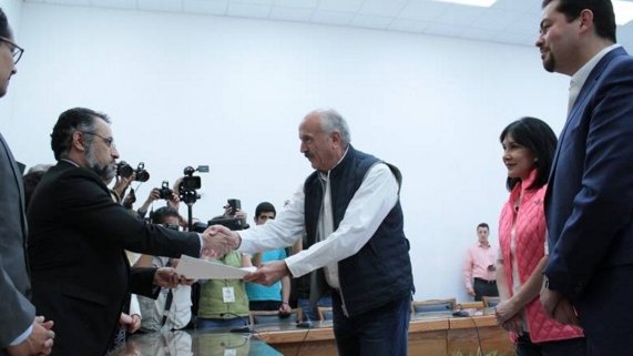 Se registra Chacho Barraza como candidato a gobernador