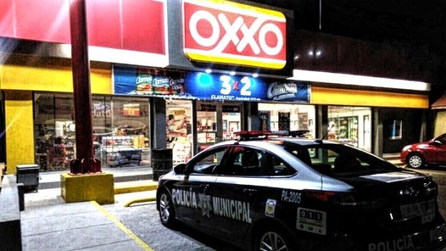 Asaltaron una tienda Oxxo anoche, en la salida a Cuauhtémoc