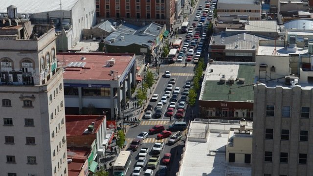 Chihuahuenses comienzan a abarrotar negocios en el centro