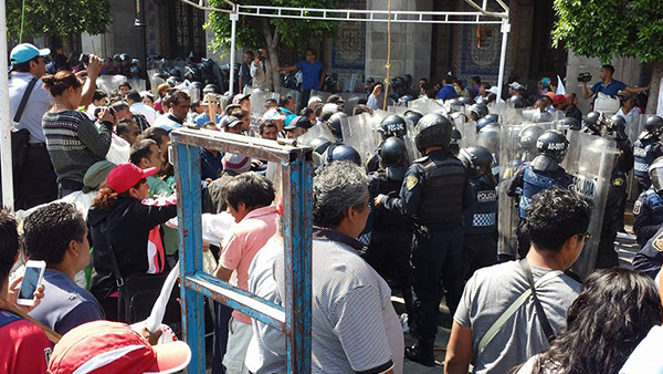 En lugar de solución a demandas, el gobierno de Mancera orquesta violenta represión