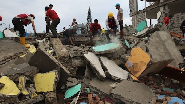 Aumenta a 350 cifra de muertos por sismo en Ecuador