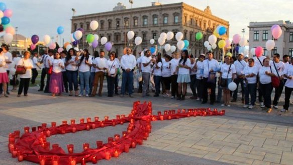 Hacen caminata y vigilia para conmemorar a víctimas de VIH-Sida