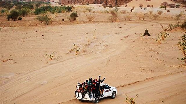 Huyendo del hambre, murieron de sed en el Sahara, 44 migrantes