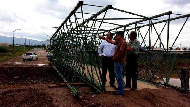 Reúsan puentes peatonales en colonias que quedaron incomunicadas por las lluvias 