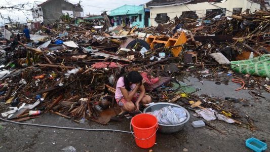 La llegada de una nueva tormenta a Leyte complica el reparto de la ayuda