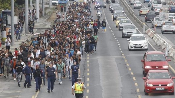 Miles de refugiados atraviesan Austria para llegar a “Almania”