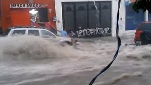 Torrente en calle inundada arrastró a dos sujetos: uno desapareció