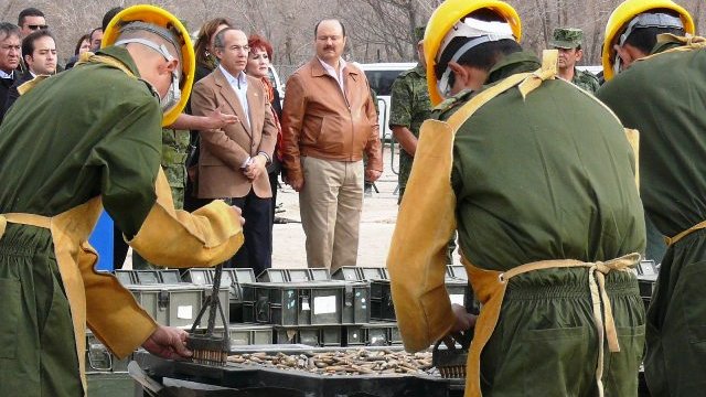 Felipe Calderón y César Duarte asisten a destrucción de armas