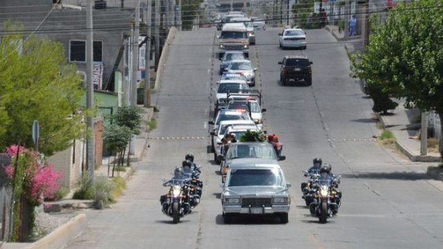 Caravana policíaca escolta a agente asesinado hasta el cementerio
