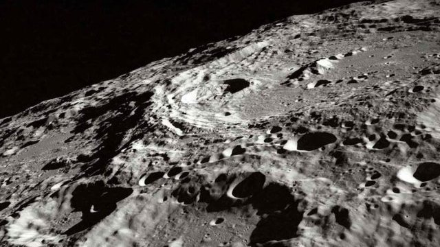 Científicos confirman la existencia de agua en la Luna; ¡podría ser extraída!