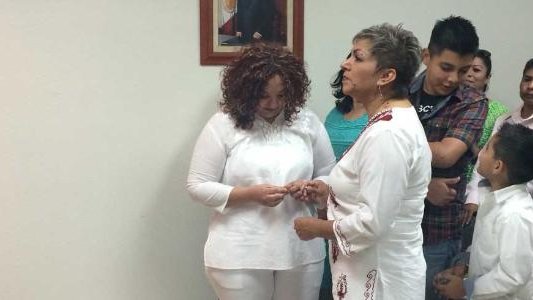 Celebran primer matrimonio entre mujeres en Juárez